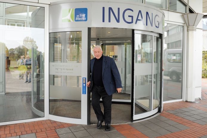 Paul Van Himst aan het ziekenhuis in Dendermonde.