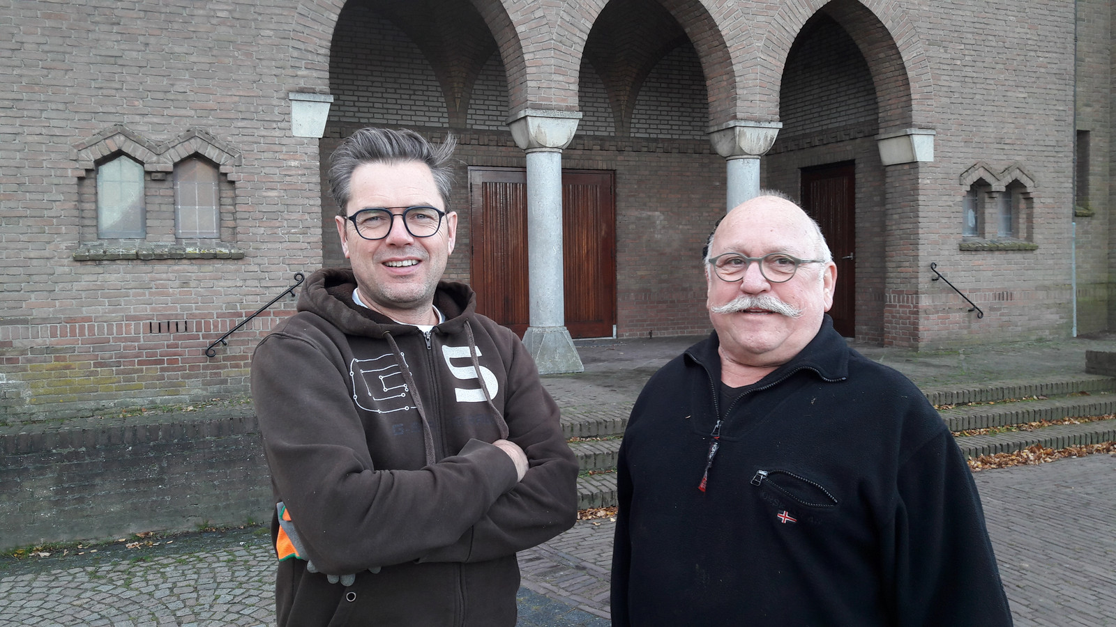 Voorzitter Ruud de Visser (links) en bestuurslid Hermie Pennings van de Boschwegse Toneelgroep.