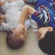 Hartverscheurend: jongen troost zijn terminaal zieke babybroertje