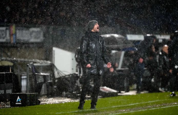 Erik ten Hag in de stromende regen.