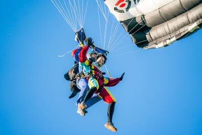 Van onderen! Parachutepieten dalen neer in Madriel