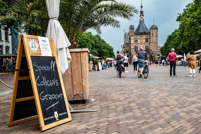 De Buren van Schimmelpenninck is naarstig op zoek naar personeel. Het Deventer café moet zelfs twee dagen per week gesloten blijven.
