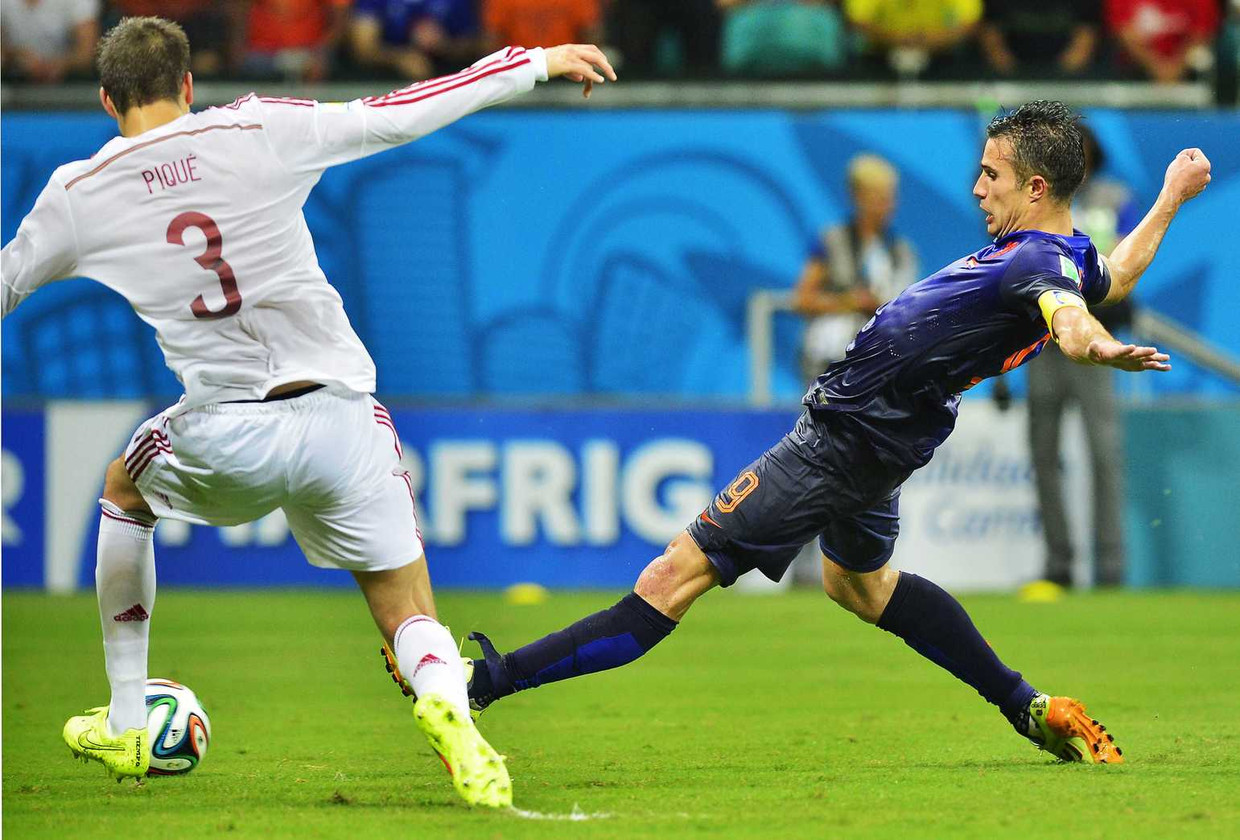 Robin van Persie scoort de 1-4. Beeld anp