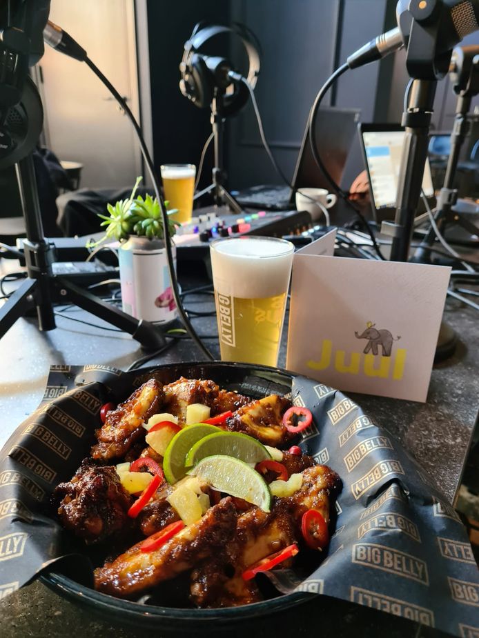 De heren van de Gegenpressing Podcast mochten de tapkranen van de nog te openen Big Belly Bar inwijden.