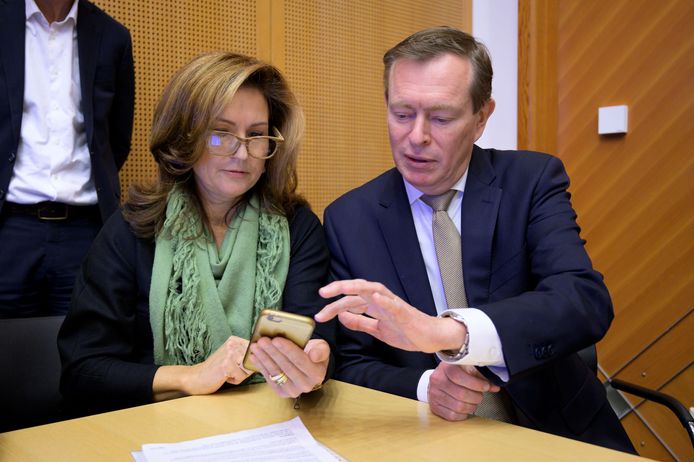 Mevrouw Lingg uit Asten laat minister Bruins zien hoe ze haar medicatieoverzicht kan ophalen met haar telefoon.