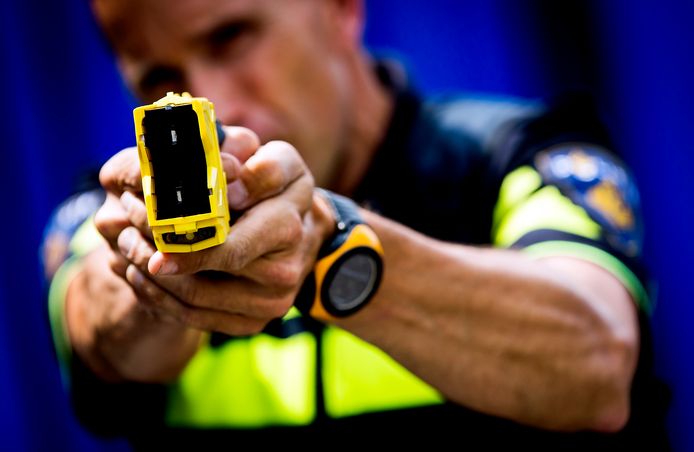 ROTTERDAM - Politie geeft uitleg over de proef die is gestart met het stroomstootwapen. ANP KOEN VAN WEEL