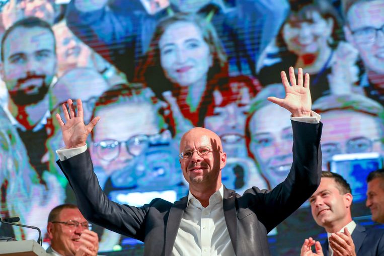 AfD-voorman in Brandenburg Andreas Kalbitz viert de goede uitslag voor zijn partij. Beeld EPA