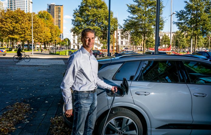 Erik-Jan Verdegaal rijdt al twaalf jaar elektrisch. ,,Je ziet dat de kosten van elektrisch rijden en van benzine steeds dichter naar elkaar toe komen.”