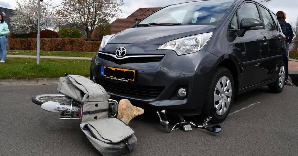 Fietsster moet mee naar het ziekenhuis na aanrijding met auto in Den Ham.