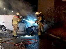 Voorkant bestelbus in Almelo onherstelbaar beschadigd na brand, oorzaak ongewis