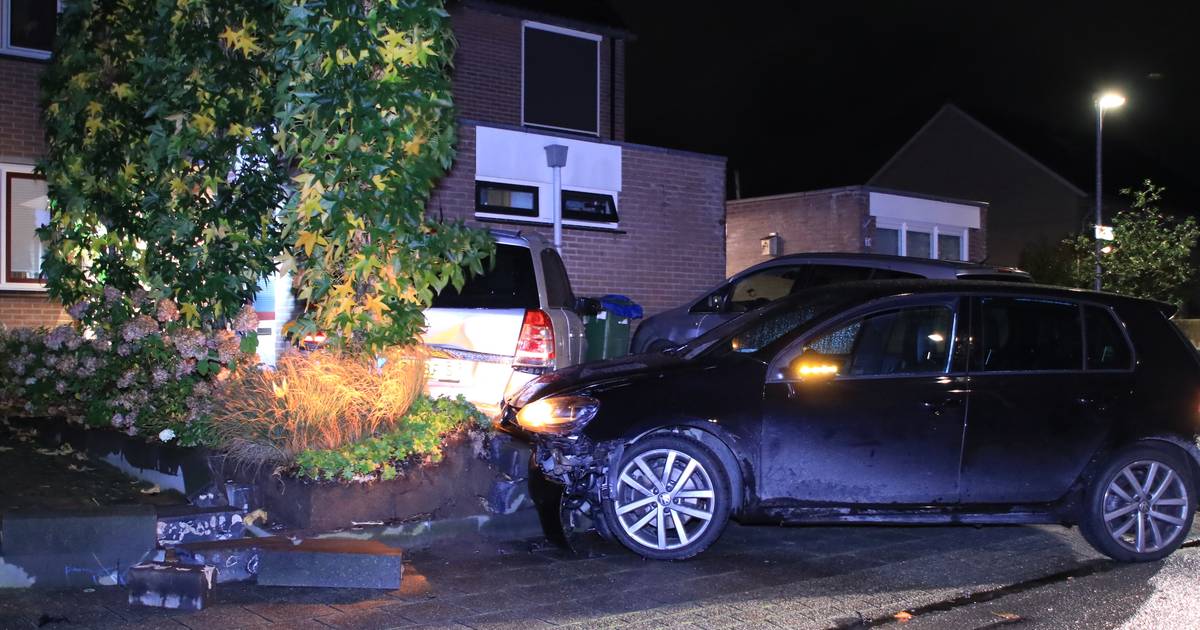 Geparkeerde auto in Barneveld wordt van achter aangereden en ramt gevel