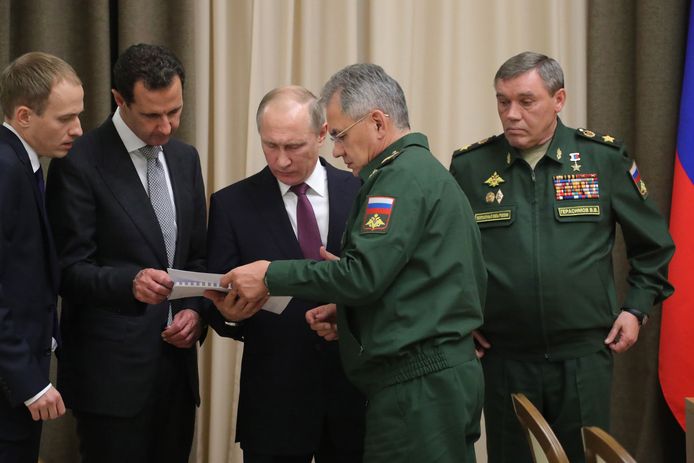 Poetin en Assad bestuderen militairen plannen tijdens een bijeenkomst in Sochi