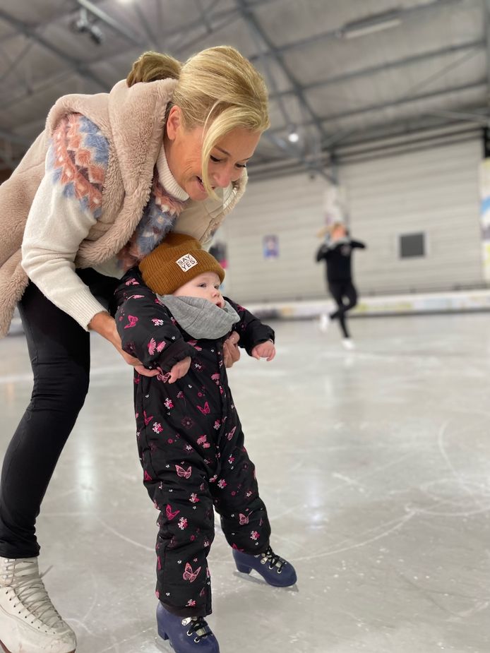 Schaatslegende Katrien Pauwels met kleindochter Ellie op het ijs