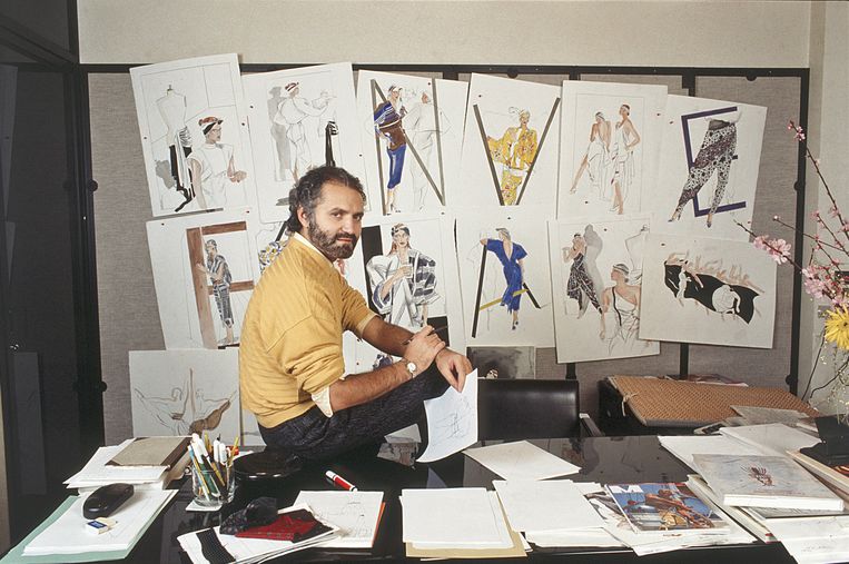 Gianni Versace in zijn werkkamer in 1985. Beeld Mondadori via Getty Images