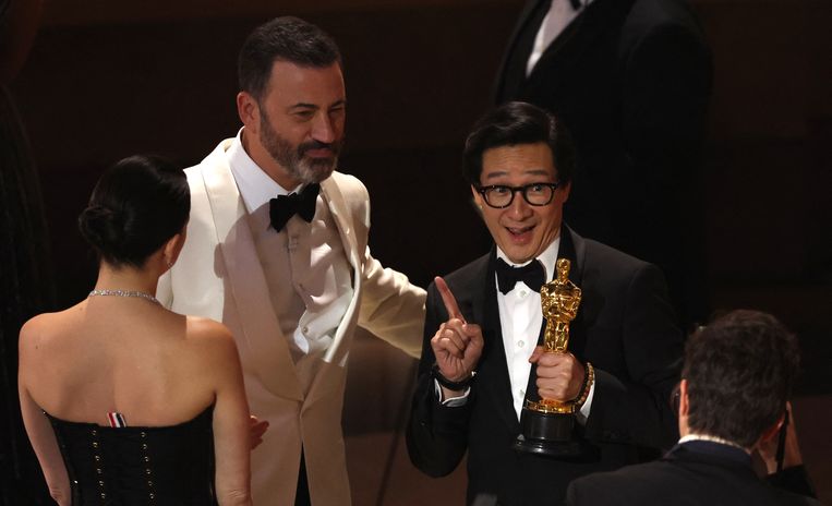 Ke Huy Quan met zijn Oscar voor zijn rol in 'Everything Everywhere All at Once': 