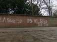 Un énorme tag anti-policier sur le mur du château de Laeken