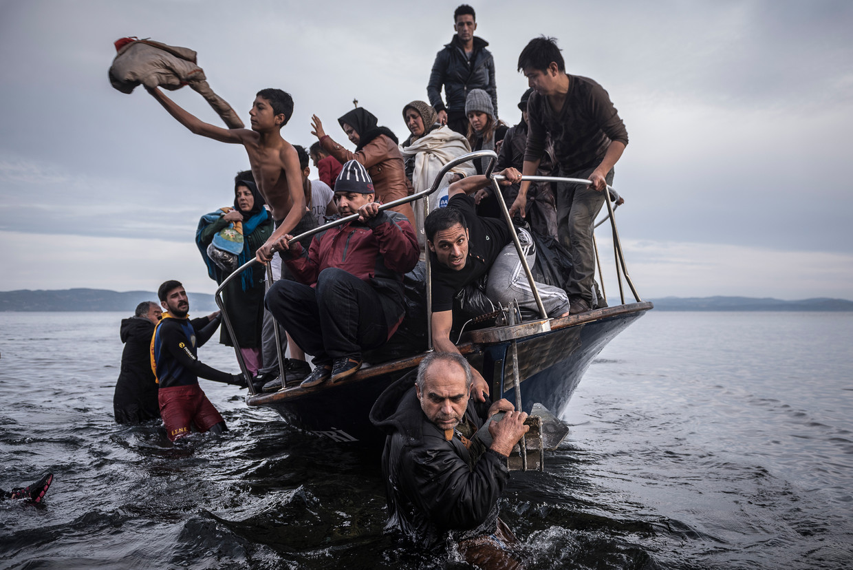 Migranten arriveren met een Turkse boot op het Griekse eiland Lesbos. Door gebrekkige samenwerking in de EU is de doorstroom hier zeer traag. Beeld Sergey Ponomarev / AP