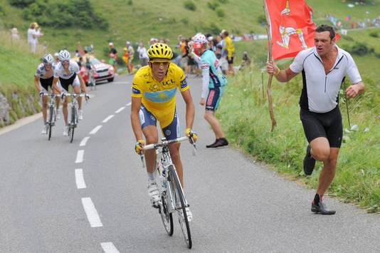 Contador zoals hij bekend staat: staand op de pedalen. In de achtergrond: Andy en Fränk Schleck.