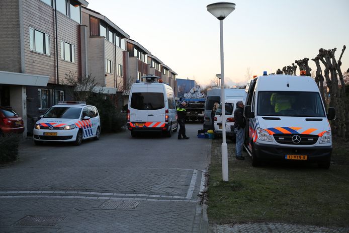 Het levenloze lichaam van 53-jarige vrouw werd gisteren aangetroffen in haar woning aan de Notarisappelhof in Zoetermeer.
