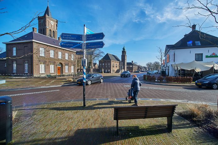 Het centrum van Schaijk, met op de achtergrond het oude Raadhuis van Schaijk waarin gevluchte Oekraïners worden opgevangen.