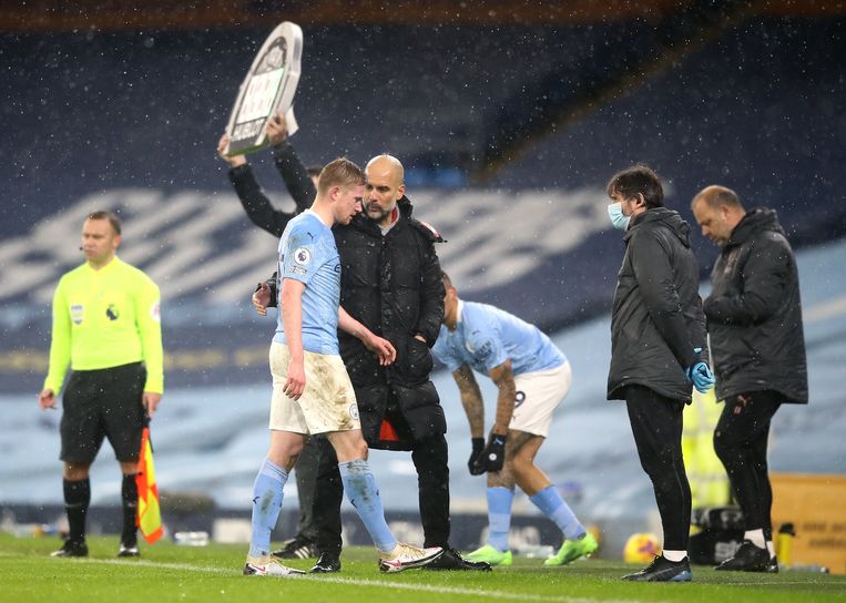 Manchester City-coach Pep Guardiola haalt Kevin De Bruyne noodgedwongen naar de kant in het Etihad Stadium. Beeld Photo News