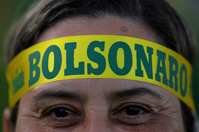 Een aanhanger van Bolsonaro draagt zijn naam op haar hoofd.