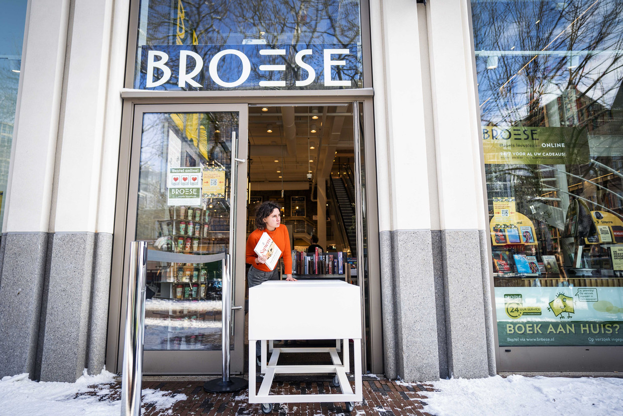 Een medewerker van boekwinkel Broese staat klaar voor op het afhalen van bestellingen. Beeld ANP