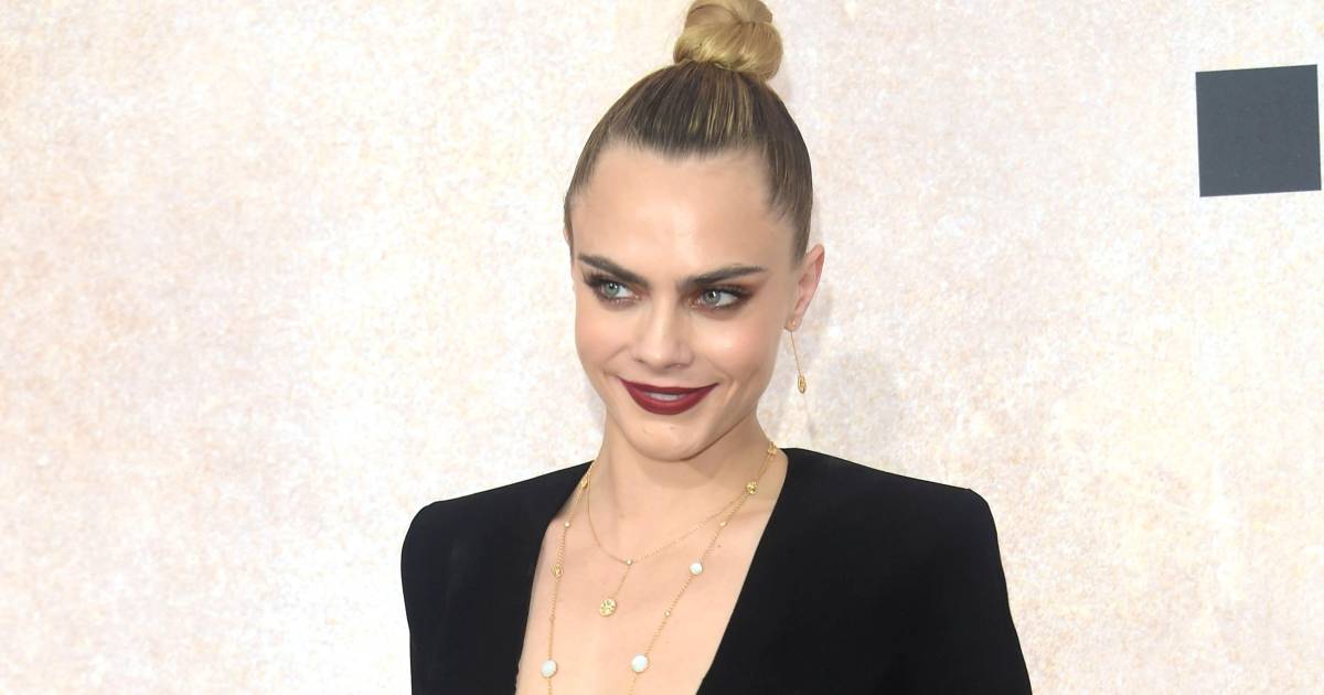 I netizen individuano un “errore” nel nuovo tatuaggio di Cara Delevingne |  la gente