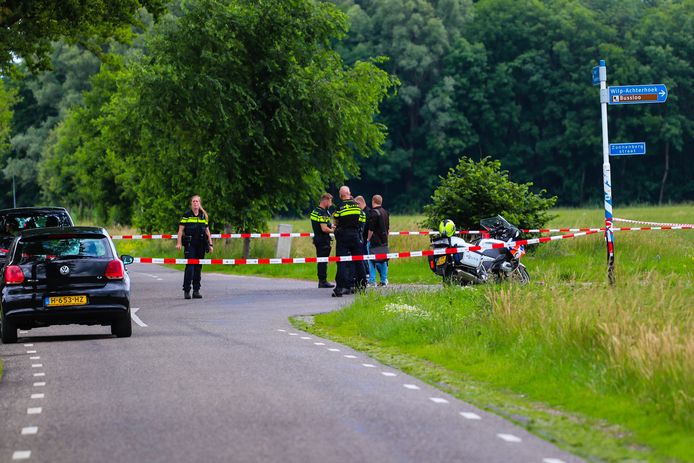 Politie-onderzoek in de buurt waar het levenloze lichaam van de man uit Teuge werd gevonden.