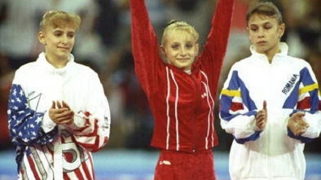Van l naar r: Shannon Miller, Tatiana Gutsu en Lavinia Miloscovici op het olympische all-round turnpodium van Barcelona 1992.