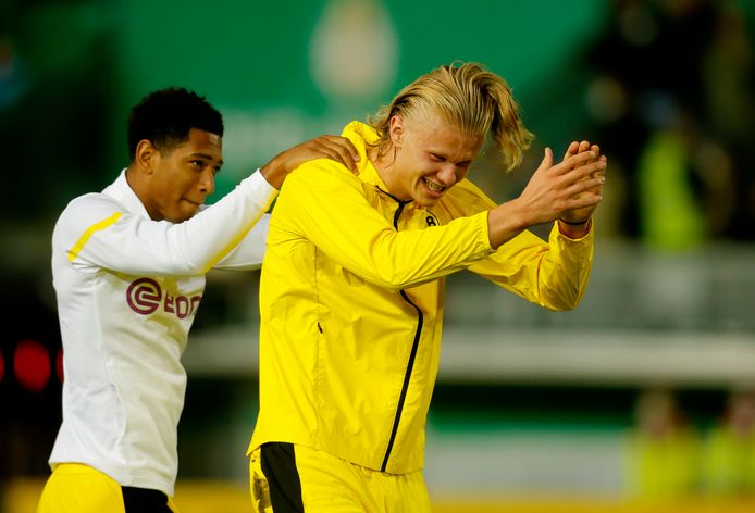 Jude Bellingham en Erling Haaland vieren de overwinning in de eerste ronde van de DFB Pokal.