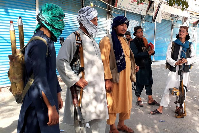 Troepen van de Taliban houden de wacht in Kunduz.