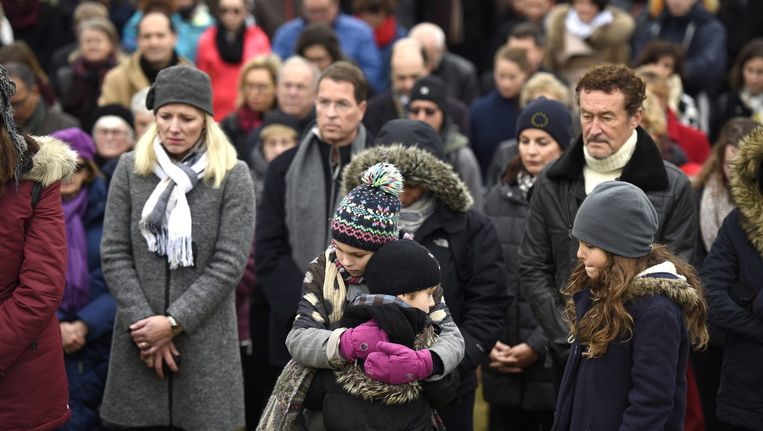 Parijzenaren hielden gisteren, samen met mensen over de hele wereld, een minuut stilte voor de slachtoffers van de aanslagen van vrijdag 13 november. Beeld Justin Tang / AP