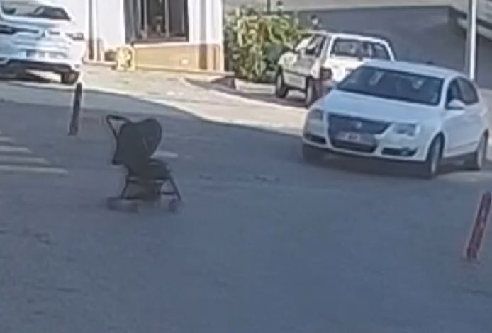 Un Bebe Dans Une Poussette Hors De Controle Fait Une Chute De Trois Metres Monde 7sur7 Be