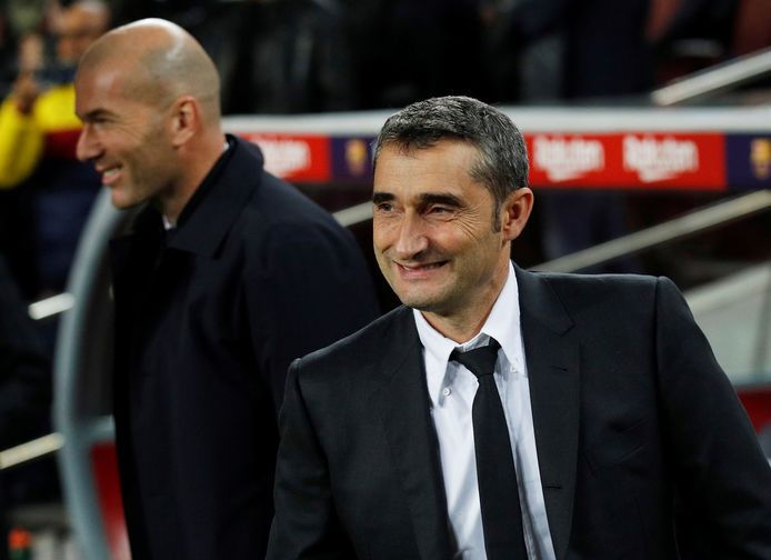 Barça-trainer Valverde, met in de achtergrond Zidane.