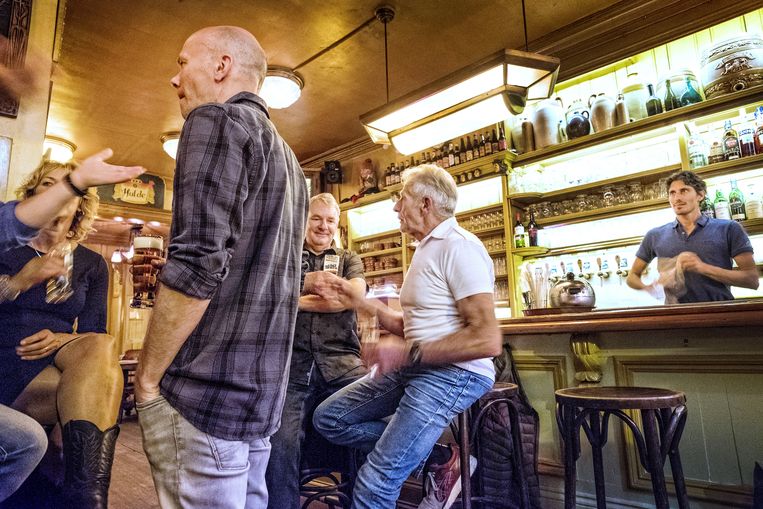 In het Haarlemse café Koops drinkt iedereen op voornaam. 'En die onthouden we ook', zegt kastelein Giuseppe Orlandini. Beeld Patrick Post