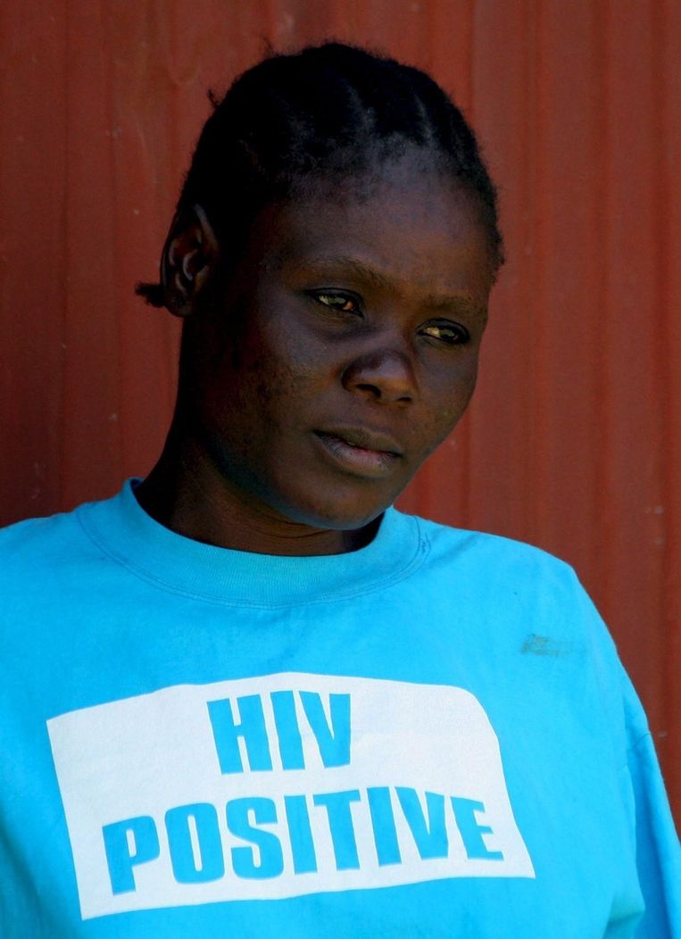 Beatrice Adenyo, zelf besmet met het HIV-virus, vroeg op deze foto om aandacht voor het aids-probleem tijdens Wereld Aids Dag Beeld epa