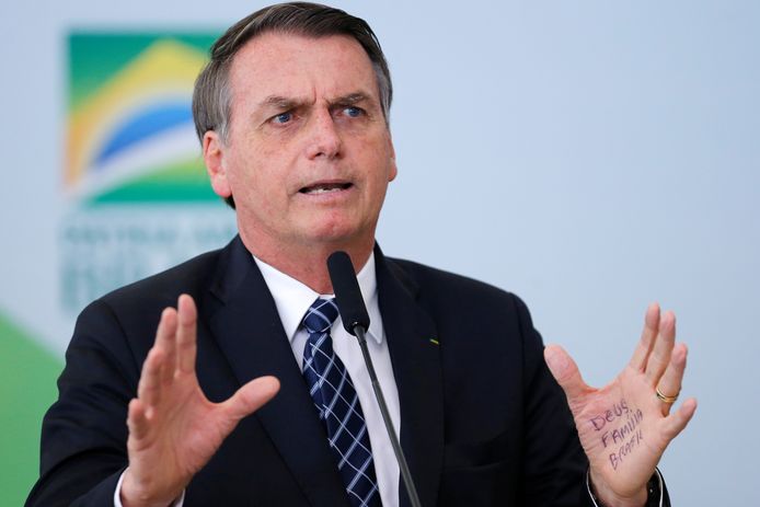 De Braziliaanse president Bolsonaro tijdens een toespraak. Op zijn linkerhand heeft hij drie steekwoorden geschreven: God, familie en Brazilië.