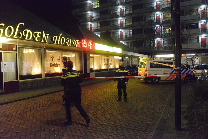 De politie doet onderzoek na de steekpartij aan het Waldhoornplein in Rijswijk op donderdagavond 12 maart.
