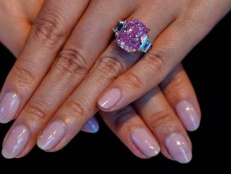 Roze diamant en dieprode robijn voor tientallen miljoenen geveild in New York: ‘Echt extreem mooi’