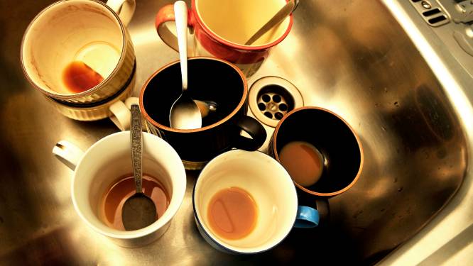 Zo zorg je dat zelfs je meest luie collega zijn kopje in de vaatwasser zet