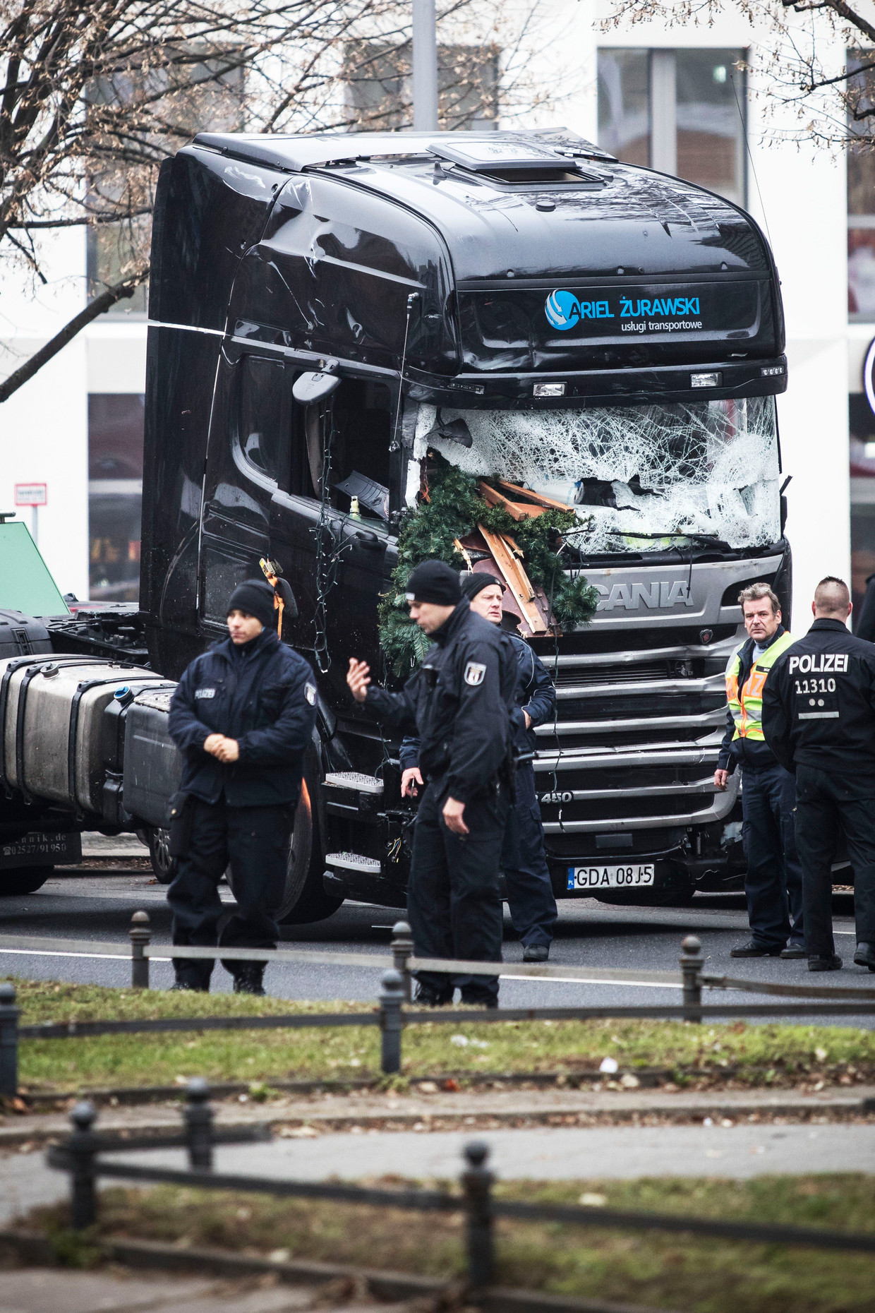 De Duitse politie heeft de truck die werd gebruikt bij de vermoedelijke aanslag in Berlijn, vanmiddag weggesleept voor sporenonderzoek. Beeld Photo News