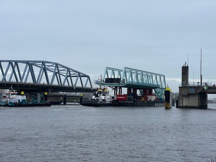De nieuwe brug passeert de bestaande brug bij Sluiskil.