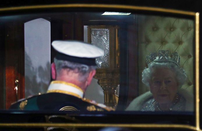 Prins Charles werd samen met zijn moeder in de koets van Buckingham Palace naar het Hogerhuis gebracht.