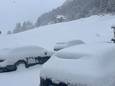 Op de auto's ligt een dik pak verse sneeuw in Ischgl.