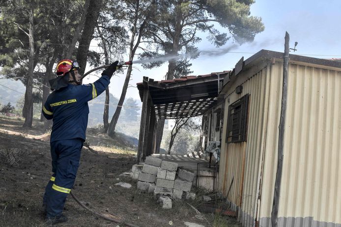 De Griekse brandweer probeert te vermijden dat de brand zich nog verder verspreidt.