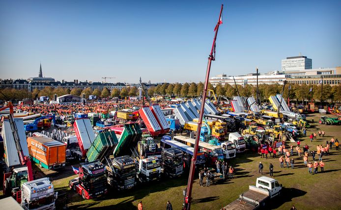 Bouwvoertuigen op Malieveld voor het bouwersprotest Grond in Verzet.