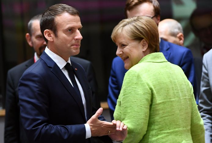 President Emmanuel Macron (L) and bondskanselier Angela Merkel