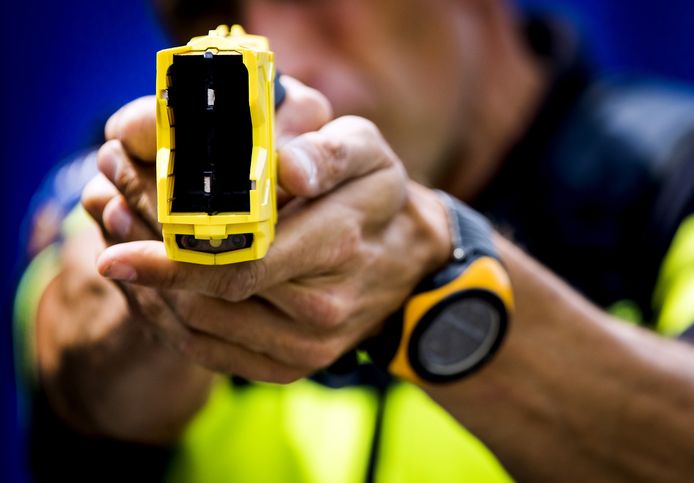 De taser schakelt mens en dier tijdelijk uit met een stroomstoot.