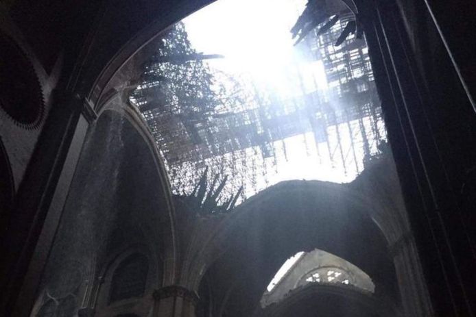 De instorting van de torenspits sloeg een enorm gat in het dak van de kathedraal.